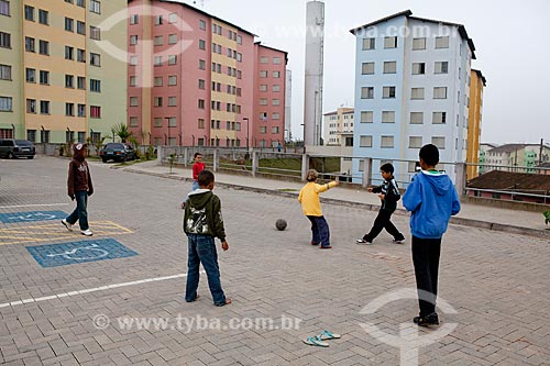  Subject: Children playing soccer - leisure in the Sao Bernardo do Campo S2 condominium  / Place:  Sao Paulo city - Sao Paulo state - Brazil  / Date: 10/2010 