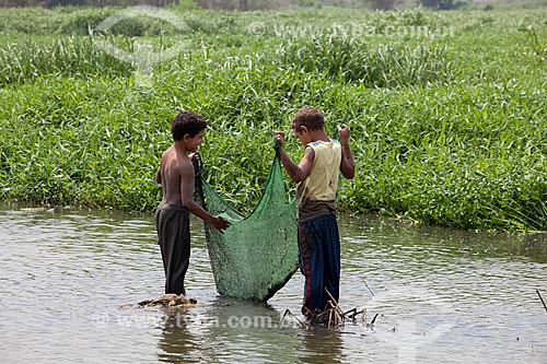  Subject: Children fishing in the lowlands of the Tiete River - Vila Laurita  / Place:  Sao Paulo city - Sao Paulo state - Brazil  / Date: 10/2010 