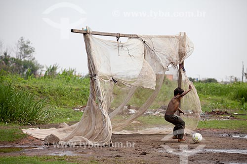  Subject: Children playing soccer in the lowlands of the Tiete River - Vila Laurita  / Place:  Sao Paulo city - Sao Paulo state - Brazil  / Date: 10/2010 