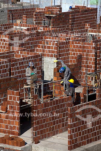  Subject: Civil engineering - Workers building a new residential complex in the Ilha de Deus (Deus Island)  / Place:  Recife city - Pernambuco state - Brazil  / Date: 15/10/2010 