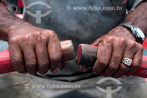  Subject: Detail of the hands of a fisherman rowing  / Place:  Recife city - Pernambuco state - Brazil  / Date: 14/10/2010 
