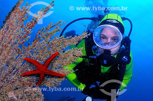 Subject: Diver and starfish / Place: Pargos island - Cabo Frio - Rio de Janeiro (RJ) - Brazil / Date: 14/10/2008 