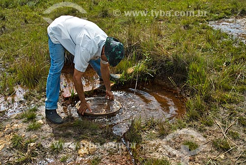  Subject: Prospector washing the gravel in a pond of water  / Place:  Diamantina city - Minas Gerais state - MG  / Date: 12/ 2009 