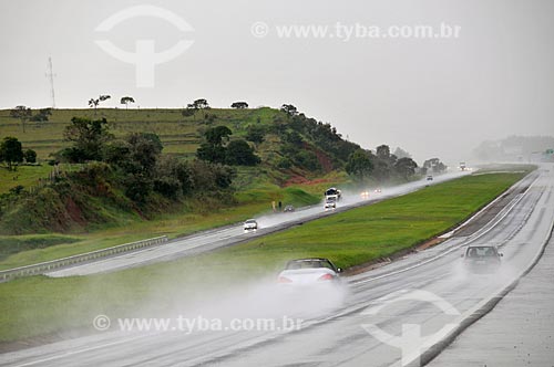 Subject: View of the SP-280 highway (Castelo Branco highway) with the track wet by rain in the Bofete region  / Place:  Bofete city - Sao Paulo state - Brazil  / Date: 02/2009 