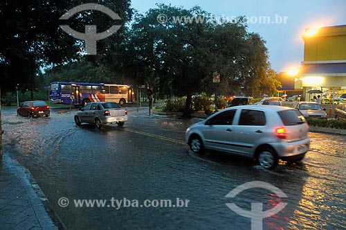  Subject: Drift in a flooded street of Alto de Pinheiros neighborhood during a summer rain  / Place:  Sao Paulo city - Sao Paulo state - Brazil  / Date: 07/02/2009 