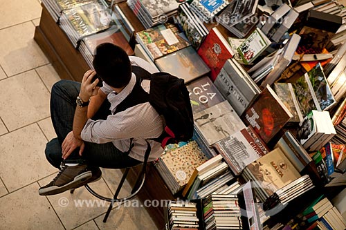  Subject: Travessa bookstore of Rio de Janeiro Downtown - Man talking on the cellphone  / Place:  Rio Branco Avenue, 44 - Downtown - Rio de Janeiro - Brazil  / Date: 08/2010 