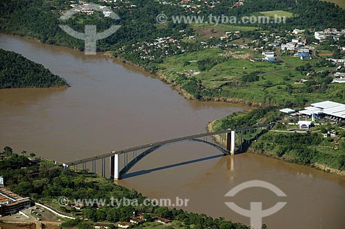  Subject: Aerial view of the Amizade Bridge - connects Foz do Iguacu city to Ciudad del Este city  / Place:  Foz do Iguacu city - Parana state - Brazil  / Date: 11/2009 