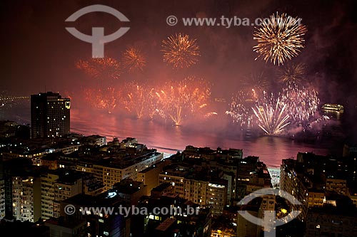 Subject: Fireworks in Copacabana beach viewed from the Pavao-Pavaozinho slum, during the reveillon  / Place:  Copabana - Rio de Janeiro - RJ  / Date: 01/01/2011 