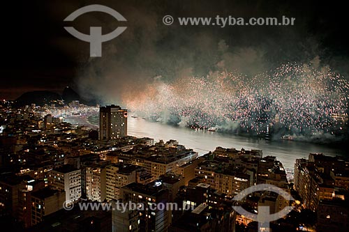  Subject: Fireworks in Copacabana beach viewed from the Pavao-Pavaozinho slum, during the reveillon  / Place:  Copabana - Rio de Janeiro - RJ  / Date: 01/01/2011 