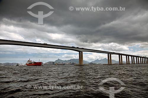  Subject: Polargas - Ship of the GAC Brazil company passing through the Ponte Rio - Niteroi (Rio de Janeiro - Niteroi bridge)  / Place:  Rio de Janeiro city - Brazil  / Date: 10/2010 