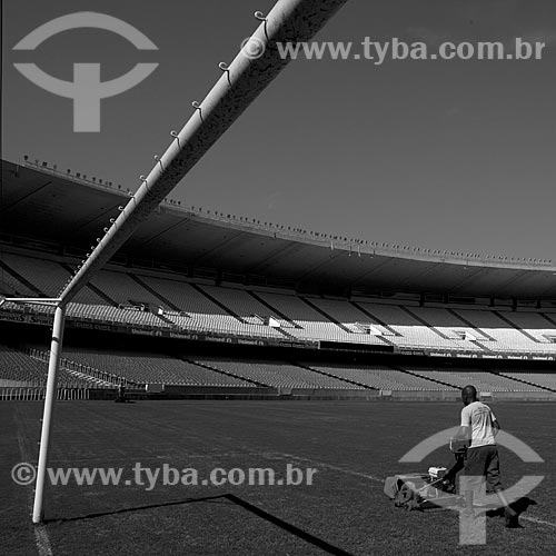  Subject: Worker cutting the grass at Jornalista Mario Filho stadium, also known as Maracanã  / Place:  Rio de Janeiro city - Rio de Janeiro state - Brazil  / Date: 06/2010 