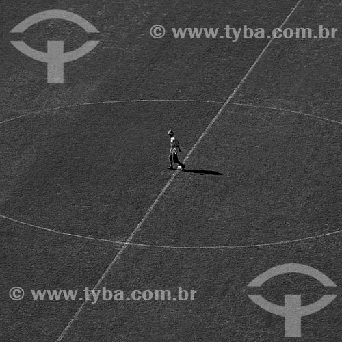  Subject: Person walking in the middle of the pitch at Jornalista Mario Filho stadium, also known as Maracanã  / Place:  Rio de Janeiro city - Rio de Janeiro state - Brazil  / Date: 06/2010 
