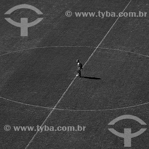  Subject: Person walking in the middle of the pitch at Jornalista Mario Filho stadium, also known as Maracanã  / Place:  Rio de Janeiro city - Rio de Janeiro state - Brazil  / Date: 06/2010 