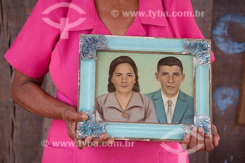 Subject: Resident holding her own painted portrait with her husband in a invasion area of the Morro do Chapeu slum, community under studies of the Paraupebas city hall for ressetlement  / Place:  Paraupebas city - Para state - Brazil  / Date: 10/201 