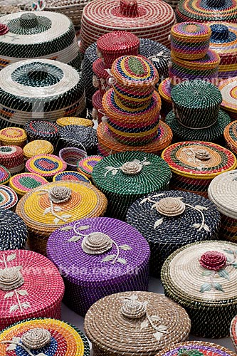  Subject: Basketry - Handicraft made with vegetable fibers and cellophane  / Place:  near Gunga beach - Alagoas state - Brazil  / Date: 2011 