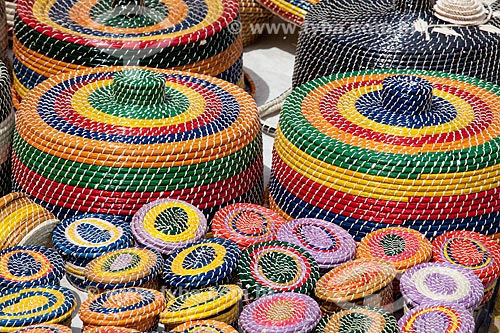  Subject: Basketry - Handicraft made with vegetable fibers and cellophane  / Place:  near Gunga beach - Alagoas state - Brazil  / Date: 2011 