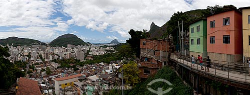  Subject: Panoramic view of the Santa Marta slum with the Botafogo neighborhood in the background  / Place:  Rio de Janeiro city - Brazil  / Date: 2011 