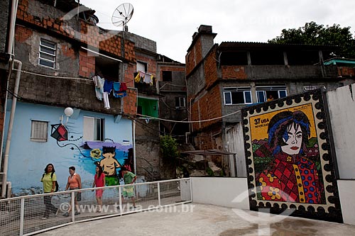  Subject: Michael Jackson space, a slab in the Santa Marta slum where it was filmed a clip of the singer - nowadays its used by the residents for leisure  / Place:  Rio de Janeiro city - Brazil  / Date: 2011 