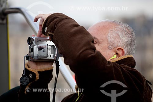  Subject: Tourist recording video in a tour at France  / Place:  Paris - France  / Date: 11/2010 
