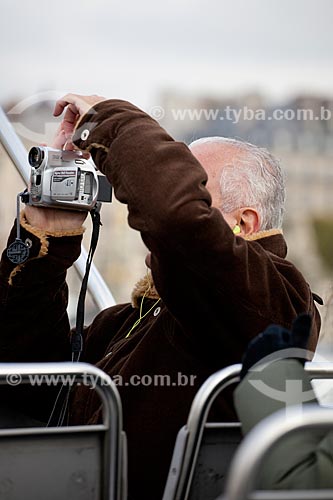  Subject: Tourist recording video in a tour at France  / Place:  Paris - France  / Date: 11/2010 