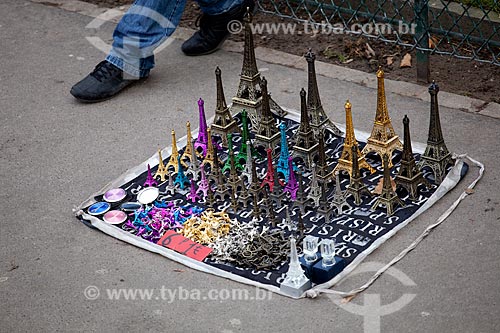  Subject: Tourism - souvenirs for sale in Paris  / Place:  Paris - France  / Date: 11/2010 