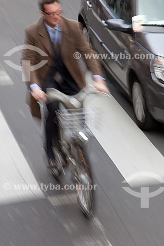  Subject: Electric bike in a street of Paris  / Place:  Paris - France  / Date: 11/2010 