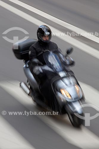  Subject: Motorbike in the streets of Paris  / Place:  Paris - France  / Date: 11/2010 