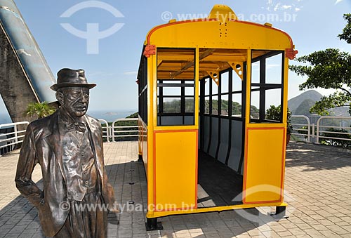  Subject: Tram to the Sugarloaf and the statue of its engineer: Augusto Ferreira Ramos  / Place:  Rio de Janeiro city - Brazil  / Date: 11/2009  