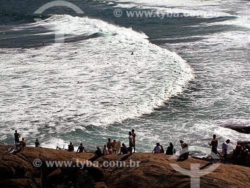  Subject: People staring at a surf on the Arpoador beach  / Place:  Rio de Janeiro city - Brazil  / Date: 11/2009  