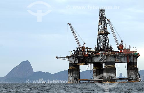  Subject: Oil rig in the Guanabara Bay with the Sugarloaf in the background  / Place:  Rio de Janeiro city - Brazil  / Date: 08/2009 