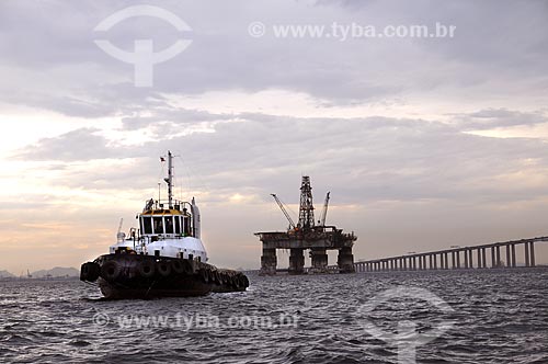  Subject: Oil rig with the Rio-Niteroi ferry boat and the Rio-Niteroi bridge in the background  / Place:  Rio de Janeiro city - Brazil  / Date: 08/2009 