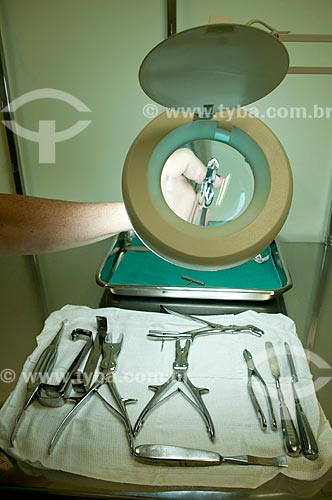  Subject: Federal Hospital de Ipanema, Sector of instrumentation, supervision of cleaning surgical material through magnifying glass. / Place: Federal Hospital of Ipanema - Ipanema - Rio de Janeiro city- Brazil / Date: 10/2010 