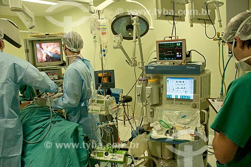  Federal Hospital de Ipanema - surgical center - urology surgery -  doctors and anesthetist in a radical prostatectomy procedure by video watching the screen of videolaparoscopic surgery  - Rio de Janeiro city - Brazil
