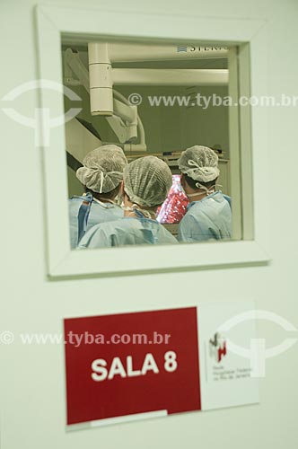  Subject: Federal Hospital de Ipanema - Surgical center - Outside view of a surgery room during a radical prostatectomy procedure with video / Place: Federal Hospital of Ipanema - Ipanema - Rio de Janeiro city - Brazil / Date: 10/2010 