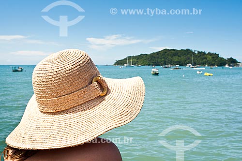  Subject: Woman wearing a hat at Embrulho Beach / Place: Bombinhas - Santa Catarina state (SC) - Brazil / Date: 05/01/2011 