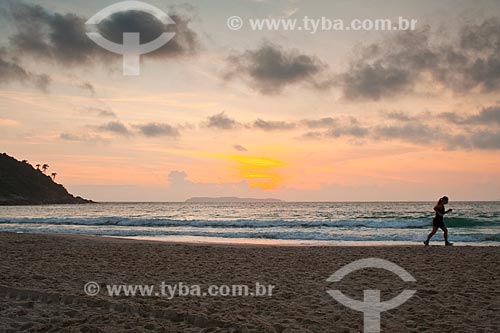  Subject: Silhouette of a woman running at sunrise at Quatro Ilhas Beach / Place: Bombinhas - Santa Catarina state (SC) - Brazil / Date: 10/01/2011 