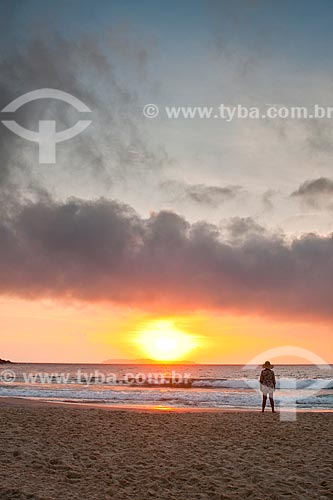  Subject: Woman looking at the sunrise at Quatro Ilhas Beach / Place: Bombinhas - Santa Catarina state (SC) - Brazil / Date: 10/01/2011 