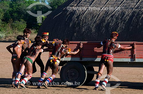  Subject: Indians maneuvering a tractor in the Kalapalo village - Xingu Indian Park  / Place:  Querencia - Mato Grosso state - Brazil  / Date: 07/2009 