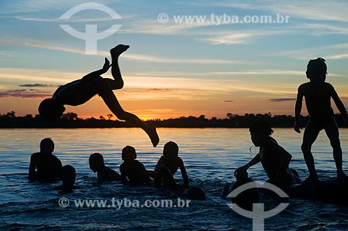  Subject: Children from the Kalapalo village playing in a lake  / Place:  Querencia - Mato Grosso state - Brazil  / Date: 07/2009 