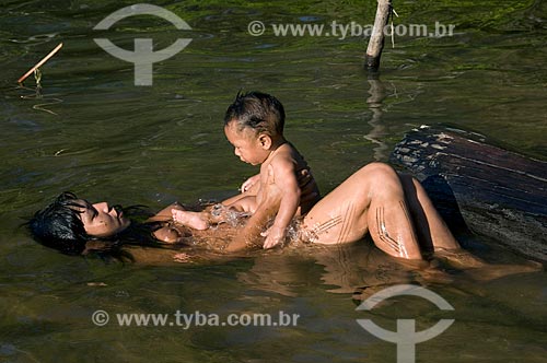  Subject: Mother and baby having bath - Kalapalo village - Xingu Indian Park  / Place:  Querencia - Mato Grosso state - Brazil  / Date: 07/2009 