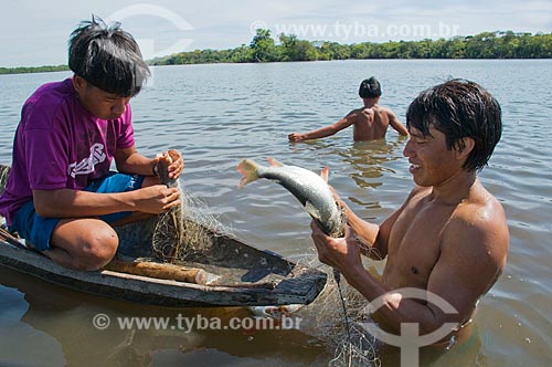  Subject: Fishery with net - Kalapalo Village - Xingu National Park  / Place:  Querencia - Mato Grosso state - Brazil  / Date: 07/2009 