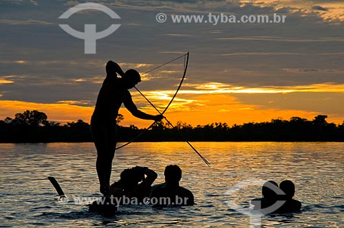  Subject: Fishery with bow - Kalapalo Village - Xingu Indian Park  / Place:  Querencia - Mato Grosso state - Brazil  / Date: 07/2009 