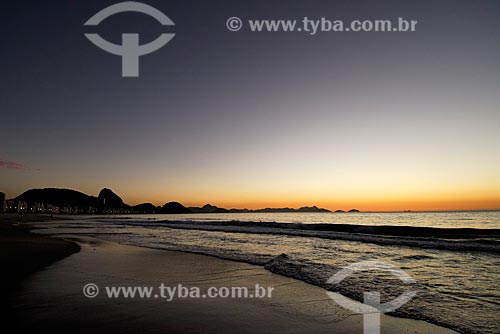  Subject: Copacabana Beach at sunrise with Sugar Loaf Mountain silhouette. / Place: Copacabana - Rio de Janeiro city - Rio de Janeiro state (RJ) - Brazil / Date: 03 março 2007 