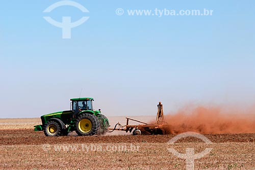  Subject: Tractor ploughing a soy field near Emas National Park. / Place: Chapadao do Ceu town - Mato Grosso do Sul state (MS) - Brazil / Date: 26 julho 2006 