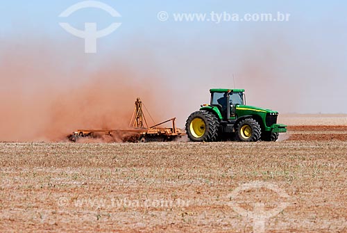  Subject: Tractor ploughing a soy field near Emas National Park. / Place: Chapadao do Ceu town - Mato Grosso do Sul state (MS) - Brazil / Date: 26 julho 2006 