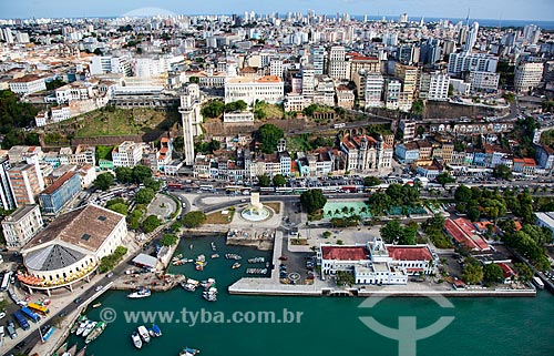  Subject: Aerial view of the cidade baixa and cidade alta neighborhoods, Elevador Lacerda (Lacerda elevator), Mercado Modelo (Modelo Market) and the Todos os Santos Bay  / Place:  Salvador city - Bahia state - Brazil  / Date: 01/2011 