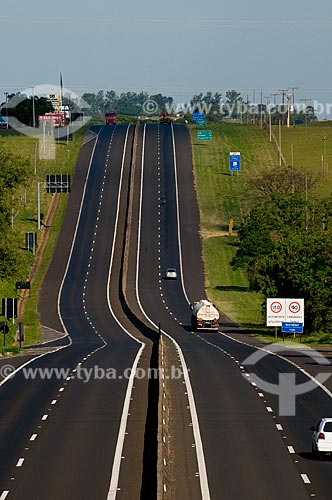 Subject: Raposo Tavares SP-270 highway  / Place:   Presidente Prudente city - Sao Paulo state - Brazil  / Date: 04/2010 