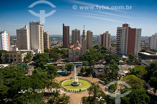  Subject: Aerial view of the 9 de Julho square with a fountain and the Sao Sebastiao Cathedral in the background  / Place:  Presidente Prudente city - Sao Paulo state - Brazil  / Date: 04/2010 