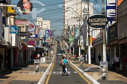  Subject: Stores in the commercial street of Marilia city - Sao Luis Street  / Place:  Marilia - Sao Paulo state - Brazil  / Date: 04/2010 