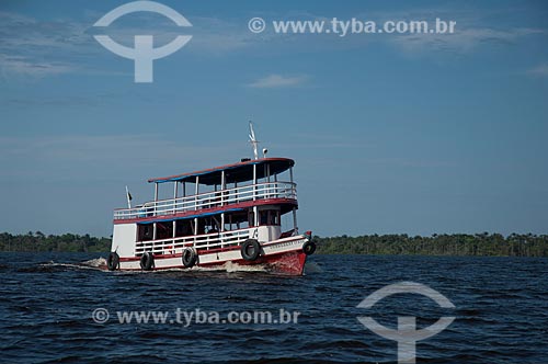  Subject: Typical boat of the amazonic region sailing in the Black River  / Place:  Near Manaus city - Amazonas state - Brazil  / Date: 2007 